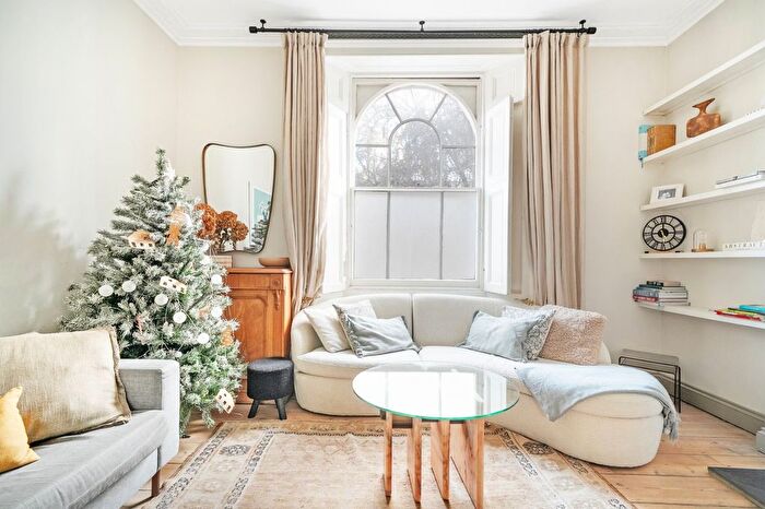 3 Bedroom Maisonette To Rent In Devonia Road, Islington, N1