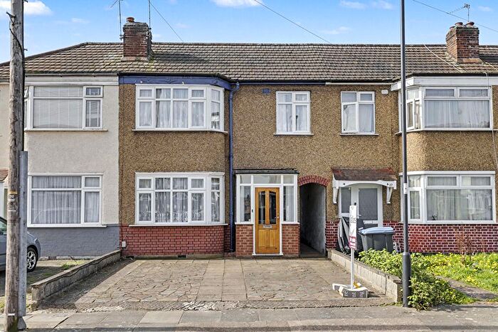 3 Bedroom Property For Sale In Carisbrook Close, Enfield, EN1
