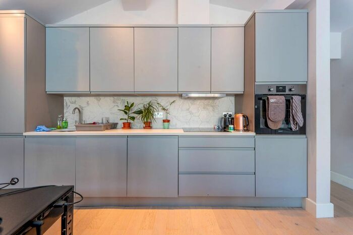 1 Bedroom Flat To Rent In Gayford Road, Wendell Park, London, W12