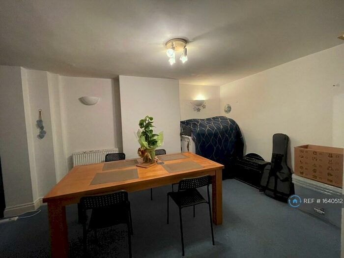 3 Bedroom Flat To Rent In Beverley Gardens, Wembley, HA9