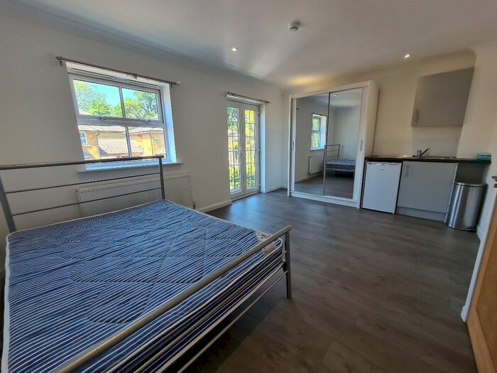 Studio To Rent In Balmoral Avenue, London, N11