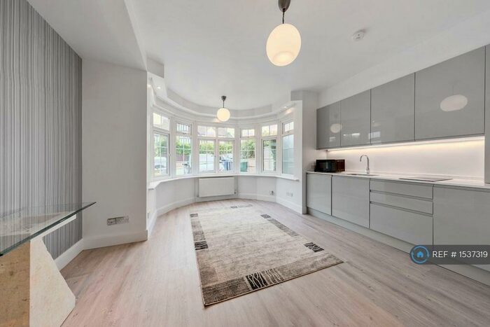 Studio To Rent In Park Drive, London, NW11