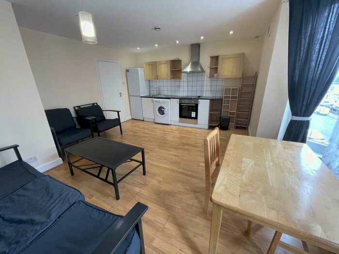 3 Bedroom Flat To Rent In Mayes Road, Wood Green, N22