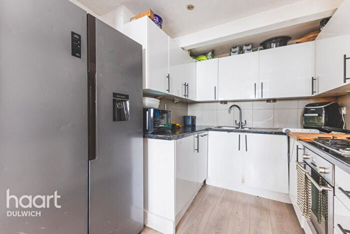 2 Bedroom Flat For Sale In Rye Hill Park, London, SE15
