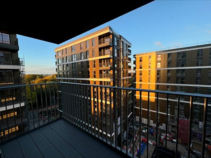 3 Bedroom Flat To Rent In Eden Grove, Staines, TW18