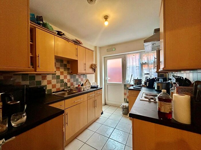 5 Bedroom Semi-Detached House For Sale In Oxford Road, Southampton, SO14