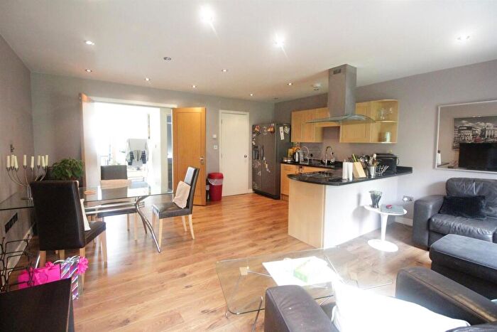 3 Bedroom Flat To Rent In Alpha Grove, South Quay, E14