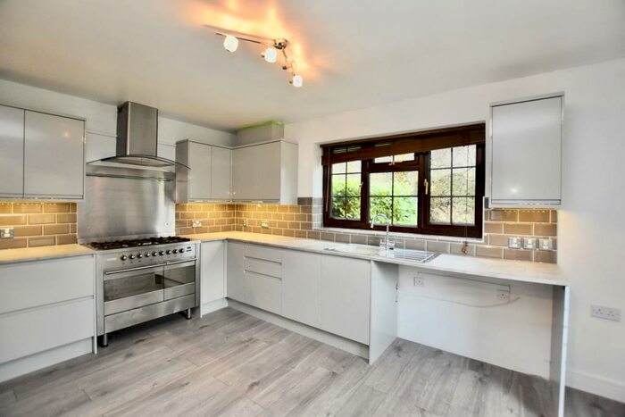 3 Bedroom House To Rent In Brook Gardens, Farnborough, GU14