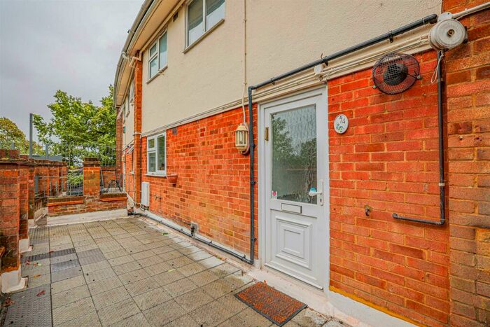 3 Bedroom Flat To Rent In Long Chaulden, Hemel Hempstead, HP1