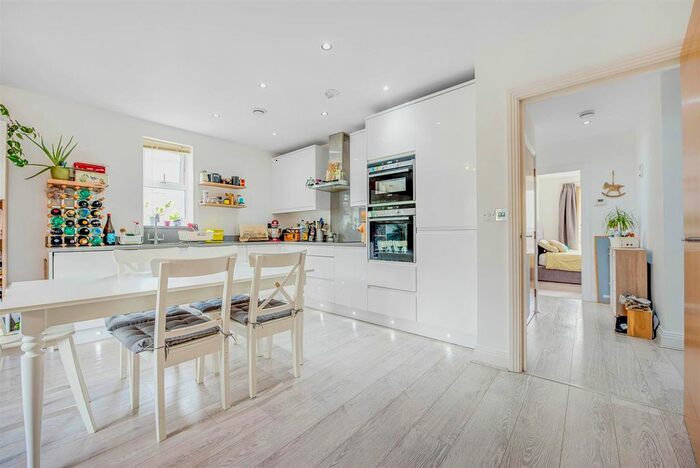 2 Bedroom Flat To Rent In Wadham Mews, London, SW14