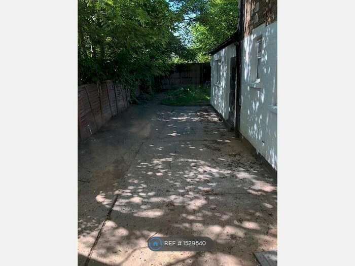 Studio To Rent In Bowes Road, London, N13