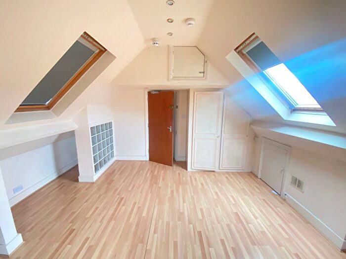 1 Bedroom Detached House To Rent In Broadlands Avenue, London, SW16