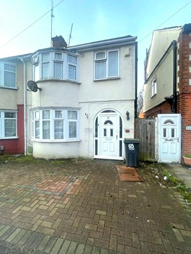 3 Bedroom End Of Terrace House To Rent In Chester Avenue, Luton, Bedfordshire, LU4