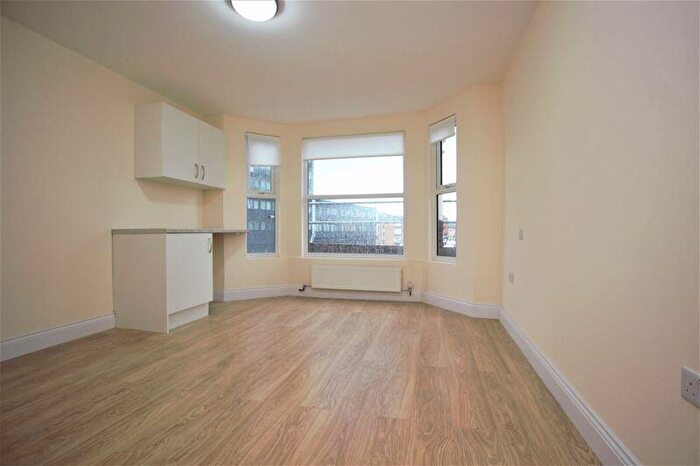 Property To Rent In High Road, Finchley, N12