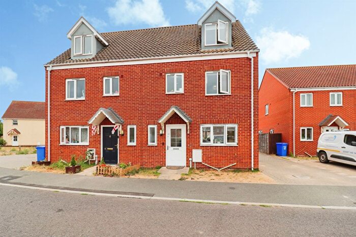 4 Bedroom Semi-Detached House For Sale In Smoke House View, Beck Row, Bury St. Edmunds, IP28