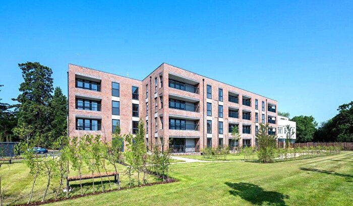 1 Bedroom Apartment For Sale In Oaklands Park, Littleworth Road, Esher, KT10