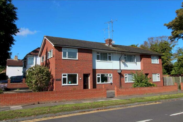 2 Bedroom Apartment To Rent In Blenheim Court, Blenheim Crescent, Leigh On Sea, SS9