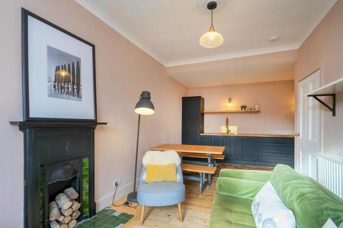 2 Bedroom Flat To Rent In Canaan Lane, Edinburgh, EH10
