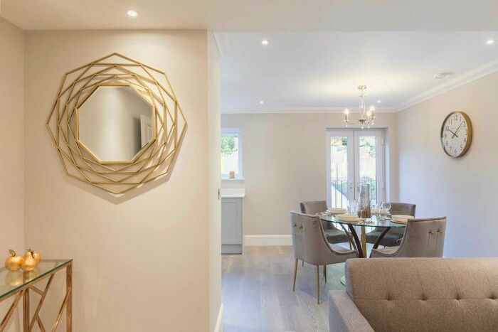 3 Bedroom Flat To Rent In Ballards Rise, South Croydon CR2