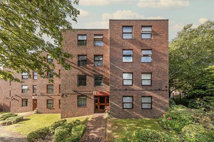 3 Bedroom Flat For Sale In Brook Road, Cricklewood, NW2