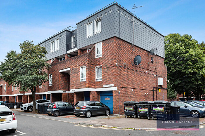 3 Bedroom Flat For Sale In Kessock Close, London, N17