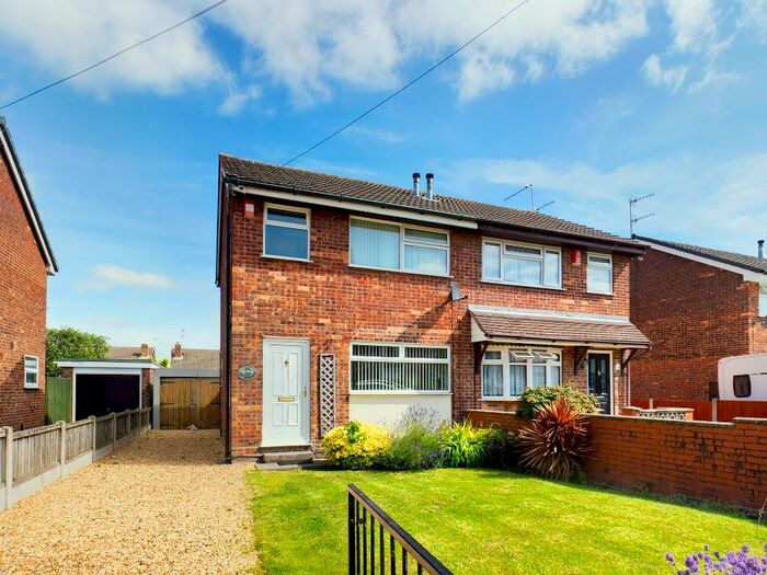 3 Bedroom Semi-Detached House To Rent In Hoveringham Drive, Bucknall, Stoke-on-Trent, ST2