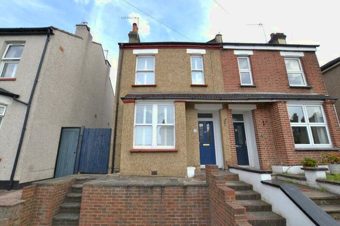 3 Bedroom Semi-Detached House To Rent In Chelsham Road, South Croydon, CR2