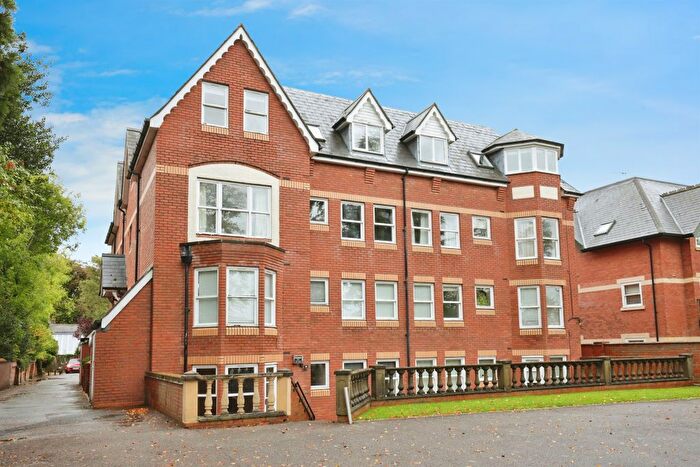 2 Bedroom Flat For Sale In Guys Cliffe Avenue, Leamington Spa, CV32