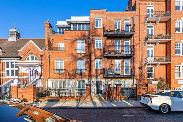 2 Bedroom Flat For Sale In Kelvedon Road, London, SW6