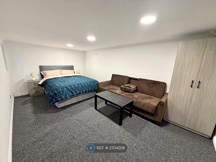 Studio To Rent In Crescent Road, Warley, Brentwood, CM14