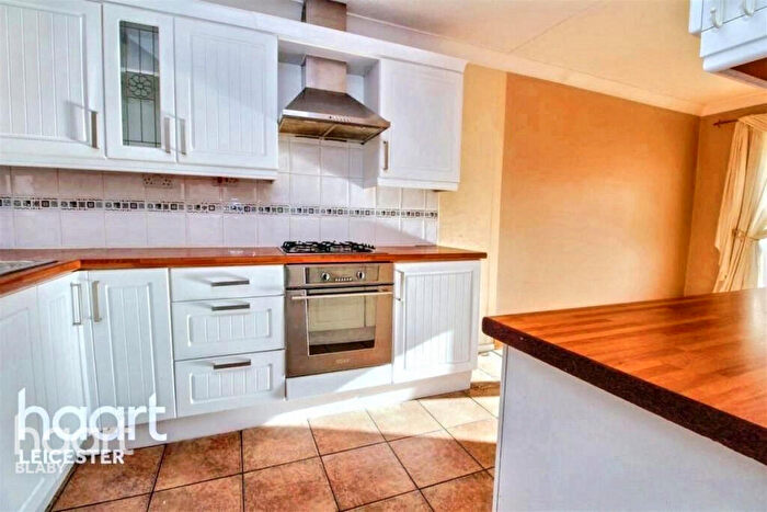 3 Bedroom End Of Terrace House For Sale In Henray Avenue, Leicester, LE2