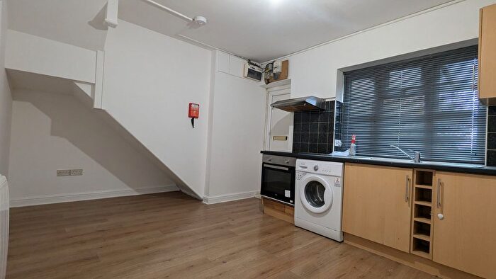 2 Bedroom Flat To Rent In London Road, Slough, Berkshire, SL3