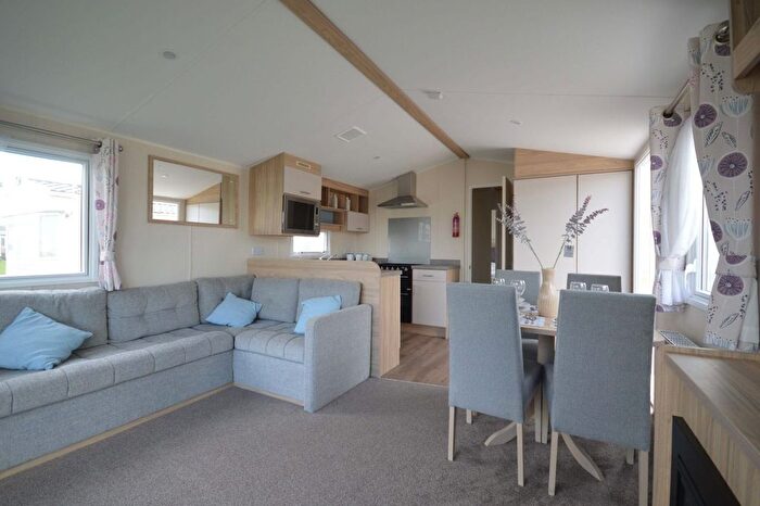 3 Bedroom Mobile/park Home For Sale In Warners Lane, Selsey, Chichester, PO20