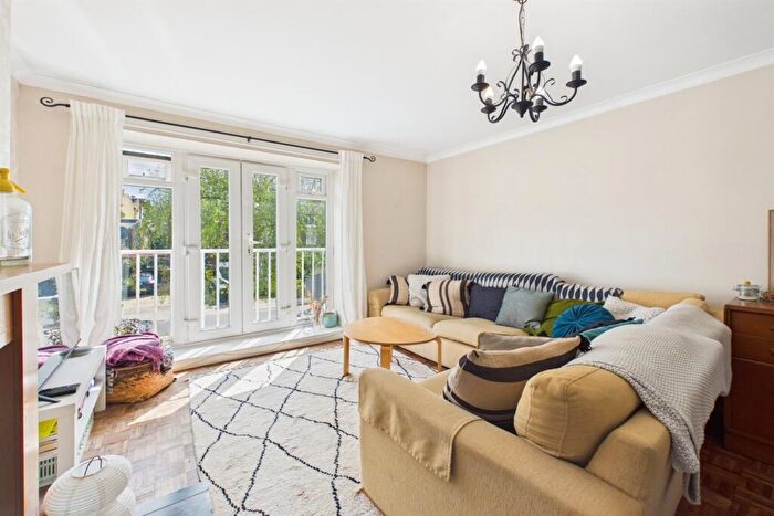 3 Bedroom Flat To Rent In Spenser Road, London, SE24