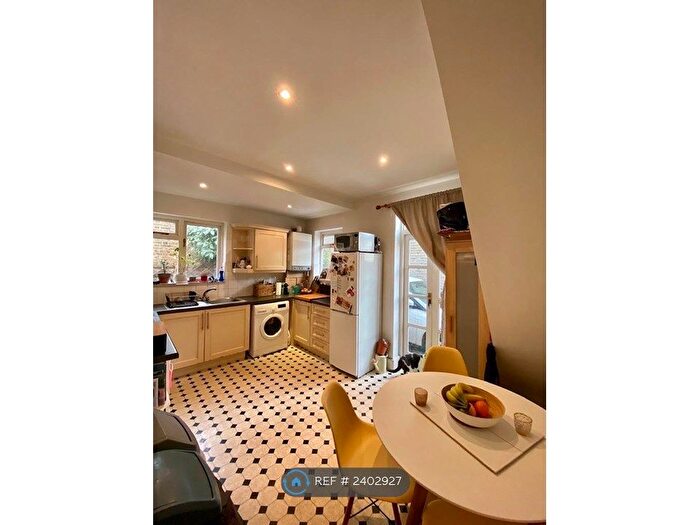 3 Bedroom Flat To Rent In Tooting Bec, London, SW17