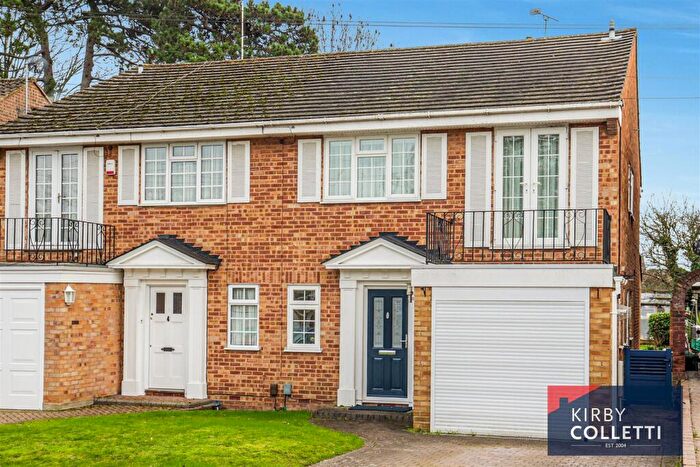 3 Bedroom Semi Detached House For Sale In West Close, Hoddesdon, EN11