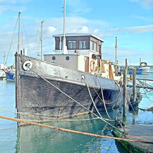 2 Bedroom Houseboat For Sale In Vicarage Lane, Rochester, ME3