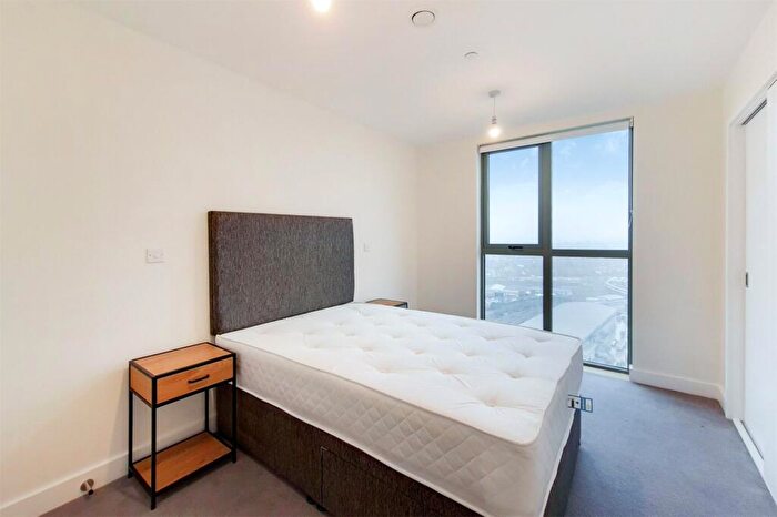 2 Bedroom Apartment To Rent In Green Street, London, NW10