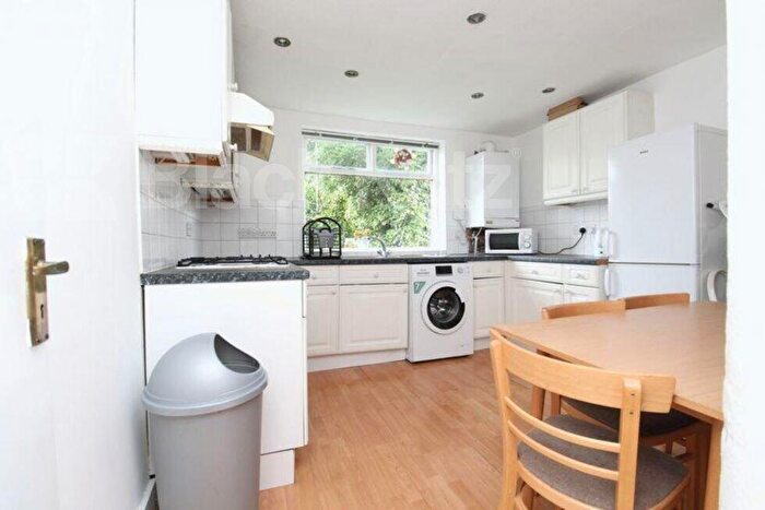 3 Bedroom Flat To Rent In Willoughby Road, Turnpike Lane, N8