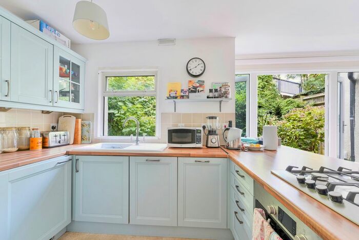 1 Bedroom Flat To Rent In Queens Road, London SW19