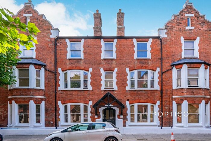 3 Bedroom Flat To Rent In Rowhill Mansions, E5