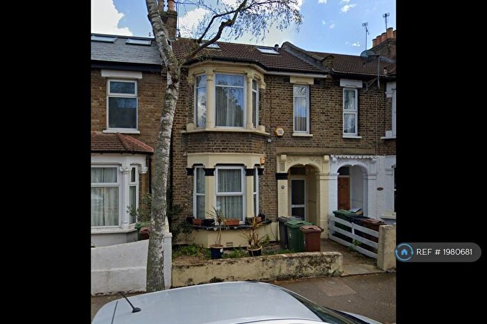 3 Bedroom Flat To Rent In Scotts Road, London, E10