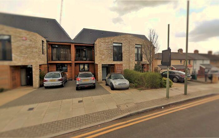 3 Bedroom Detached House To Rent In Mays Lane, Barnet, EN5