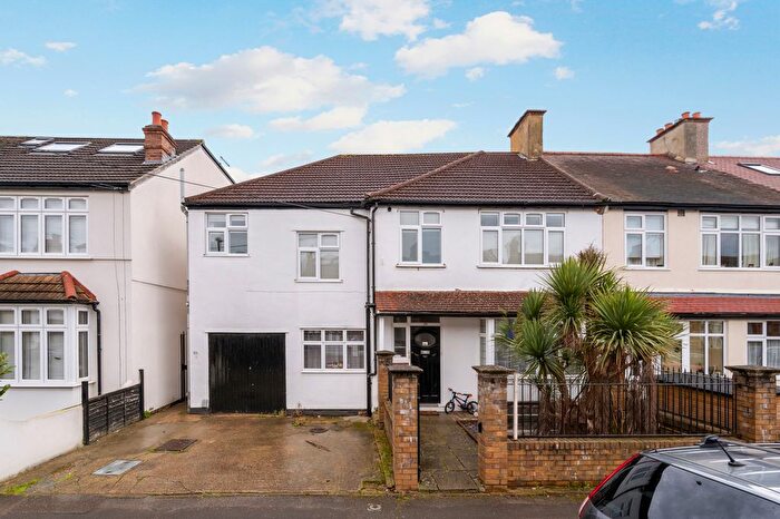 3 Bedroom Flat To Rent In Chestnut Road, London, SW20