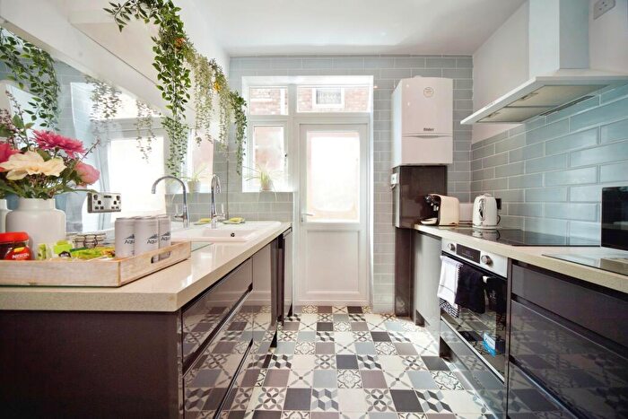 2 Bedroom Flat To Rent In Wetherden Street, Walthamstow, E17