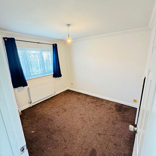 4 Bedroom Semi Detached House To Rent In East Walk, Hayes, UB3