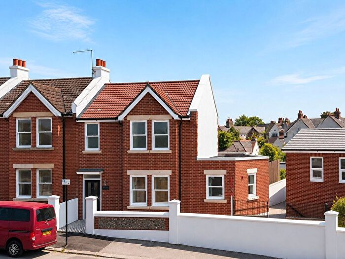 3 Bedroom End Of Terrace House For Sale In Down Terrace, Brighton, BN2