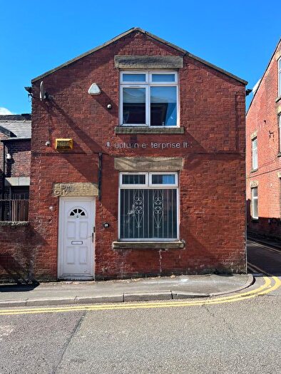 2 Bedroom Town House To Rent In Waterloo Street, Oldham, OL1