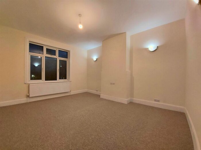 2 Bedroom Flat To Rent In High Street, Feltham TW13