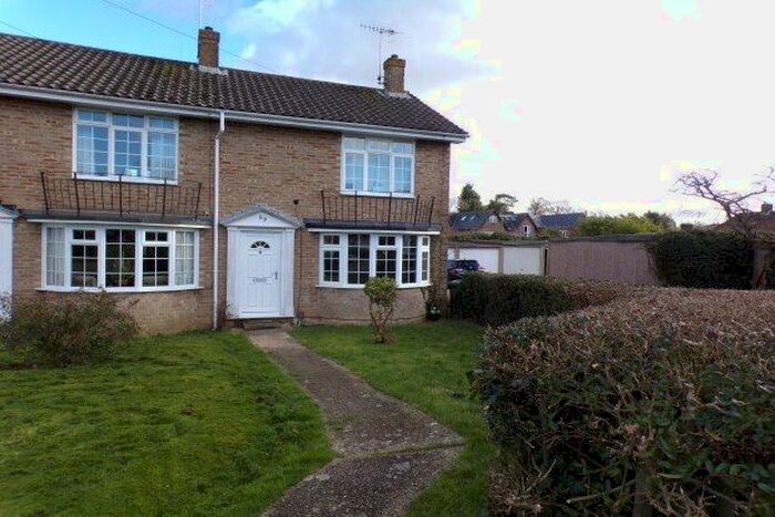 2 Bedroom End Of Terrace House To Rent In Lyndhurst Close, Crawley, RH11